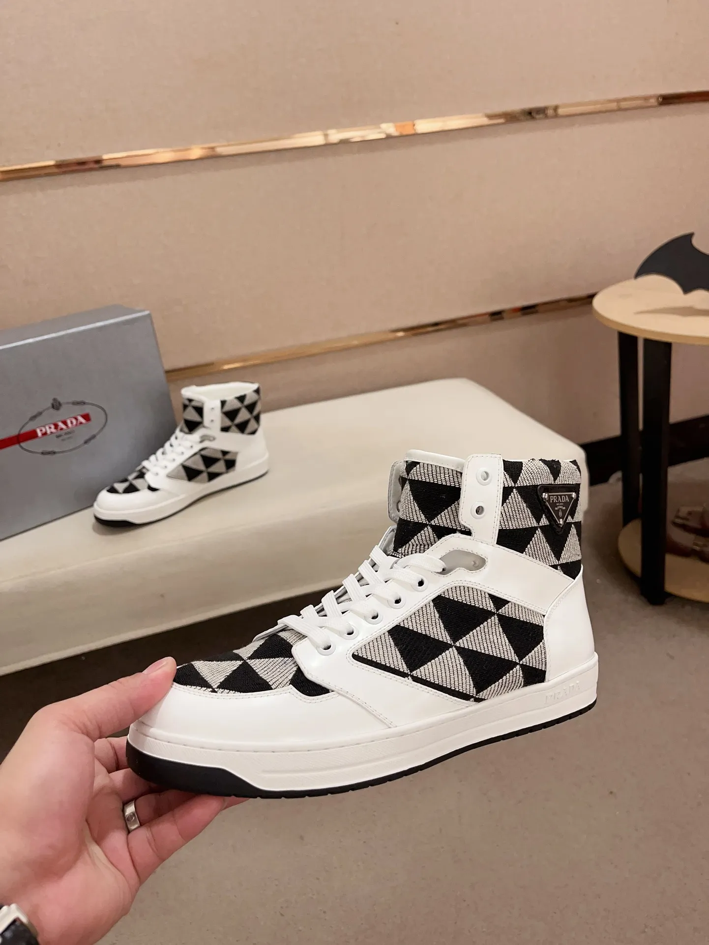 Men's shoes 💰 620💰 ✔️✔️✔️High-quality new PRADA counters are launched at the same time. The new men's shoes and 😘fabric are made of selected first-layer cowhide and triangle △ fabric. Lining: Full cowhide lining. 👍🏿 High-end ☄️ air-cushion molded anti-slip rubber outsole, exquisite lines, simple and elegant, comfortable and high-end for leisure travel. Code number: 38 to 44. 45 can be customized and cannot be returned or exchanged!